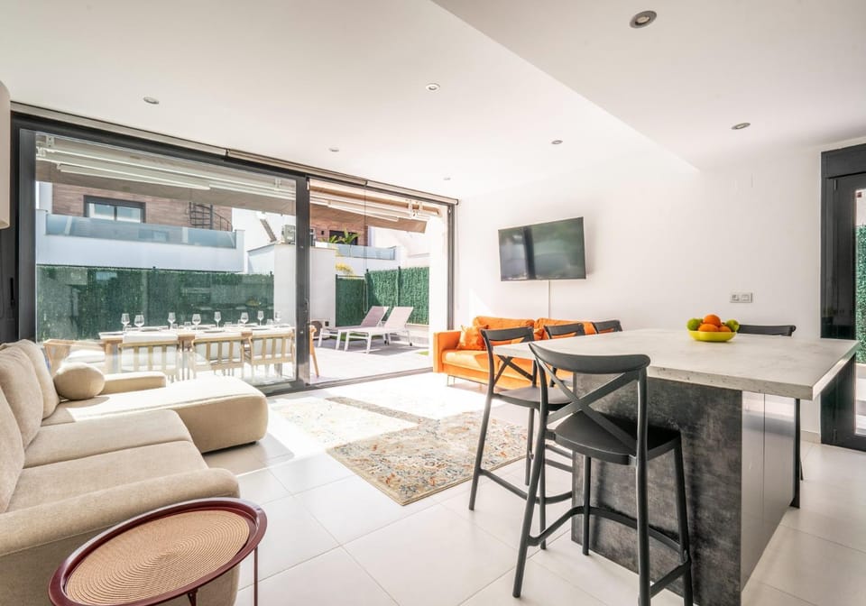 TV and multimedia, Living room, Dining area, Entertainment