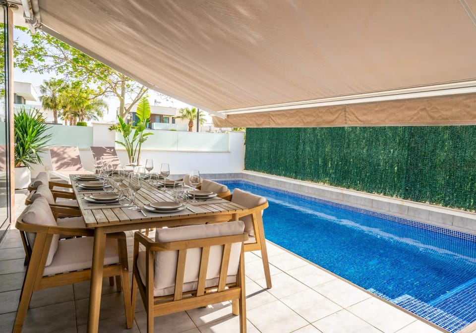 Dining area, Pool view