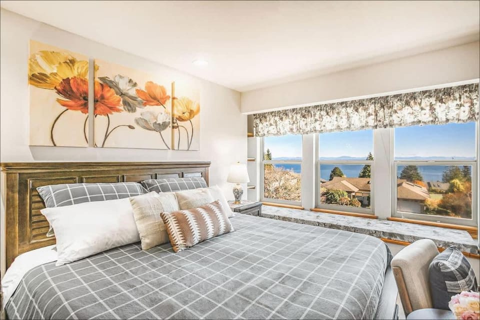 Spacious 3BR 2 5BA with Spectacular Water Views House in Port Ludlow