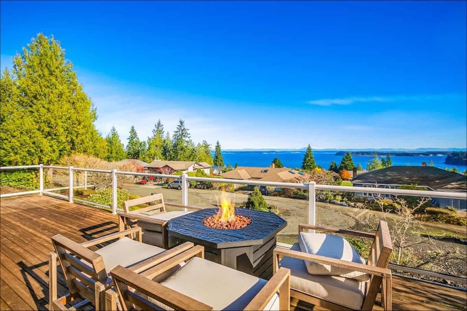 Spacious 3BR 2 5BA with Spectacular Water Views House in Port Ludlow