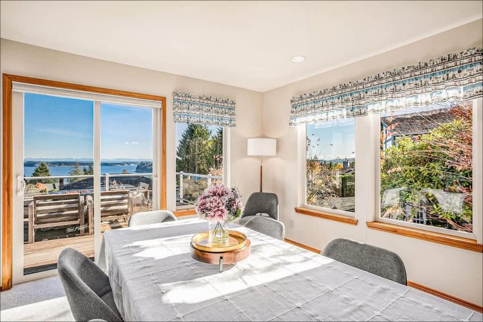 Spacious 3BR 2 5BA with Spectacular Water Views House in Port Ludlow