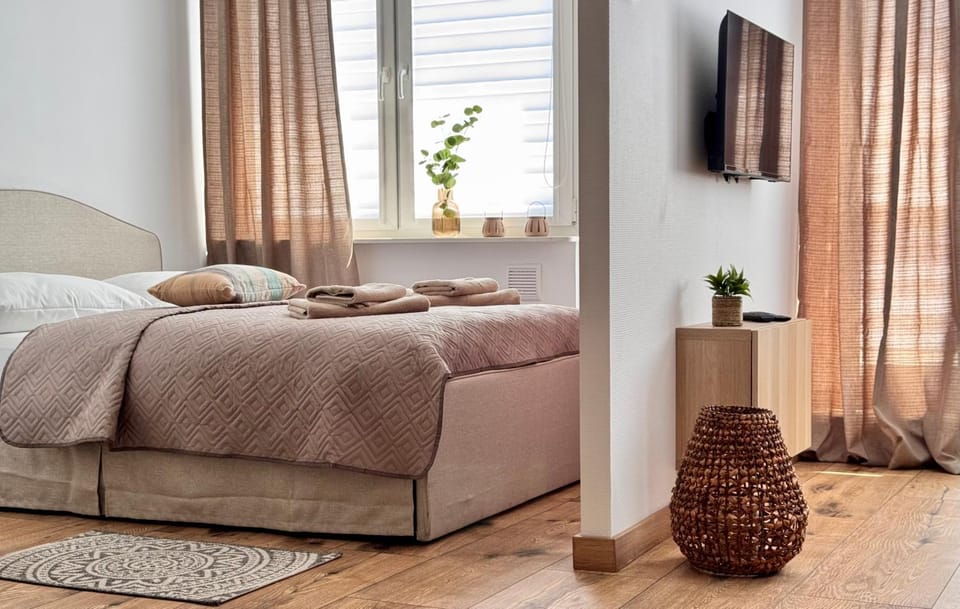 Nearby landmark, Restaurant/places to eat, Balcony/Terrace, Beach, Windsurfing, Bedroom, Area and facilities, Entertainment, Parking, ATM, dishwasher, hair dryier, heating, pet friendly, pet friendly, wardrobe, washing machine, air conditioner
