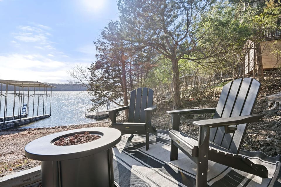 Lakefront home in Osage Beach- Newly Renovated House in Lake of the Ozarks