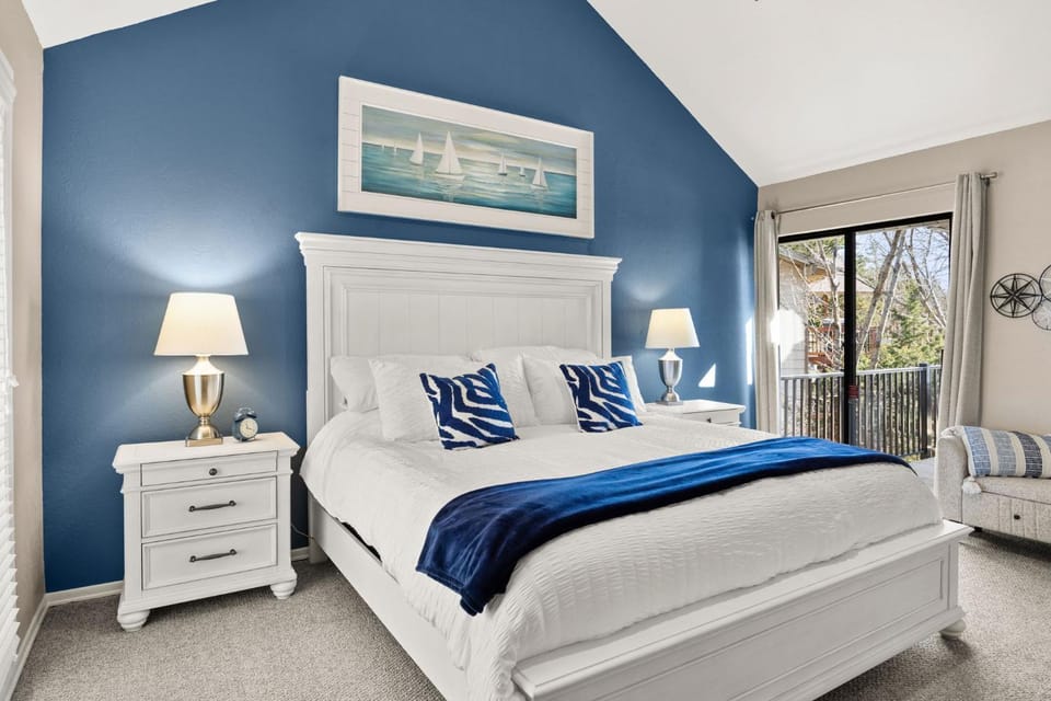 Lakefront home in Osage Beach- Newly Renovated House in Lake of the Ozarks