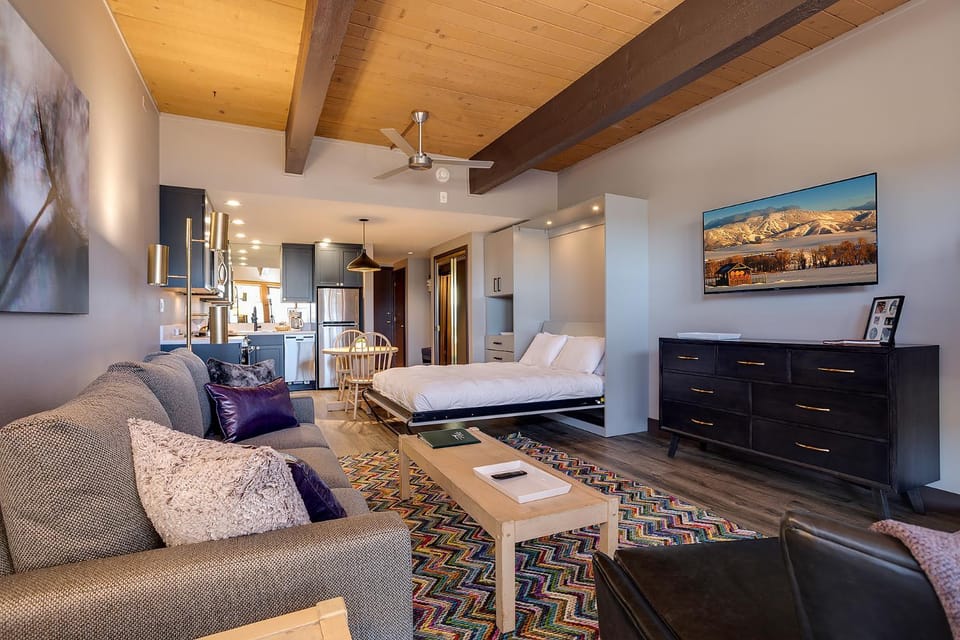 Bed, Kitchen or kitchenette, Living room, Seating area, Bedroom, Mountain view, furniture, air conditioner