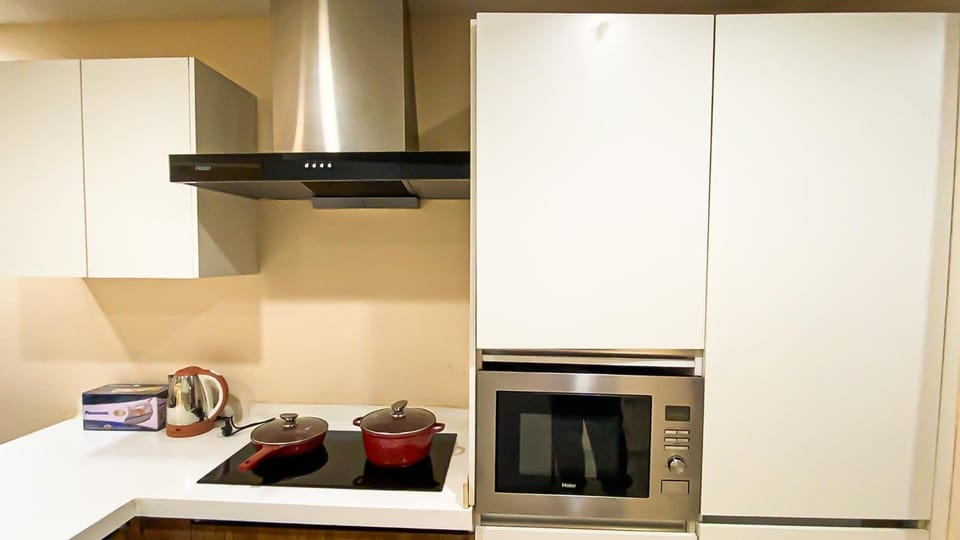 Kitchen or kitchenette, minibar, oven, stove