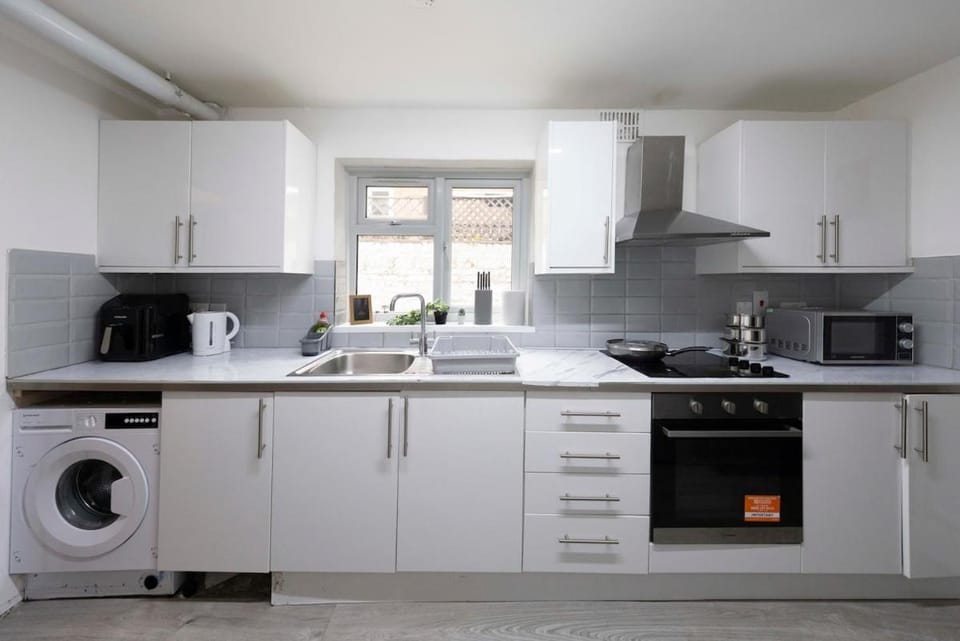 Spacious 4BR Home in Mile End Apartment in London Borough of Hackney