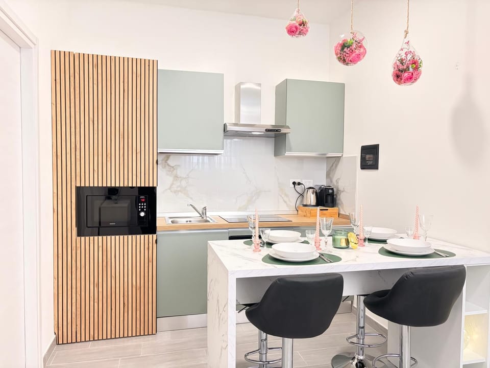 Coffee/tea facilities, Kitchen or kitchenette, Dining area, oven, stove