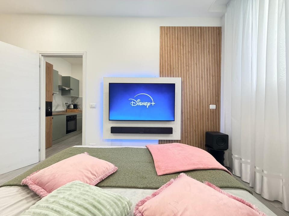 Bed, TV and multimedia, Evening entertainment, Bedroom