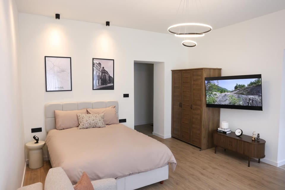 Bed, TV and multimedia, Photo of the whole room