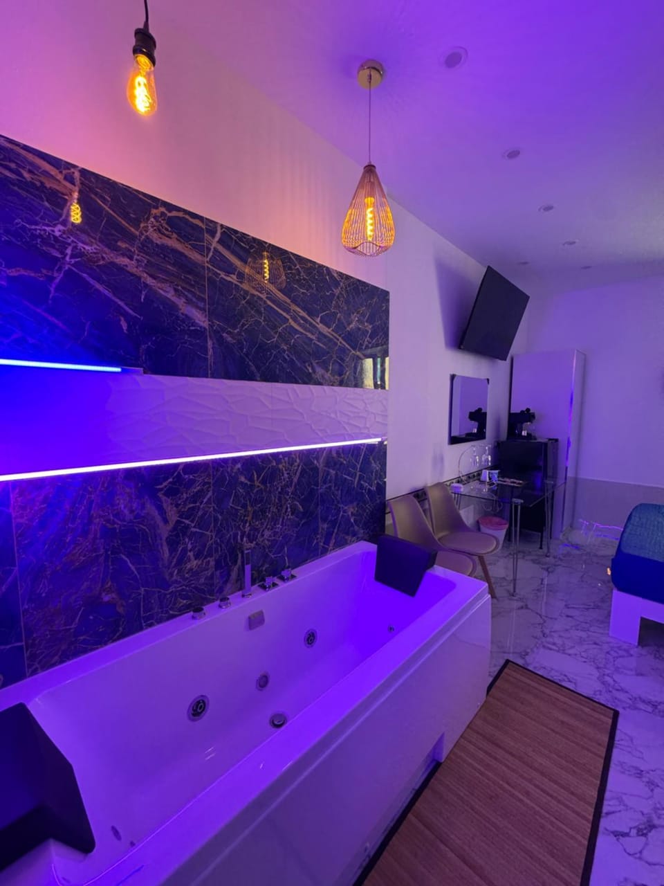 Hot Tub, Bedroom