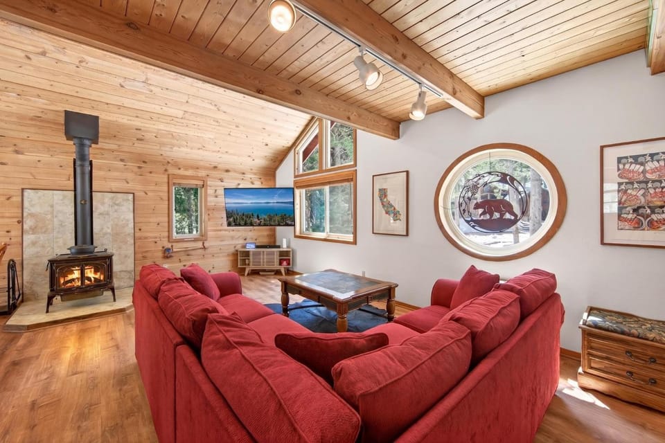 Ruby Retreat by Tahoe Getaways - Pet Friendly 3 BR in Tahoe Donner House in Truckee