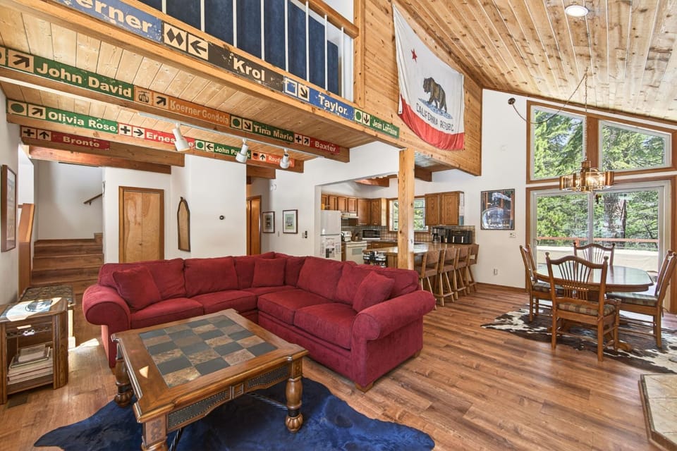 Ruby Retreat by Tahoe Getaways - Pet Friendly 3 BR in Tahoe Donner House in Truckee