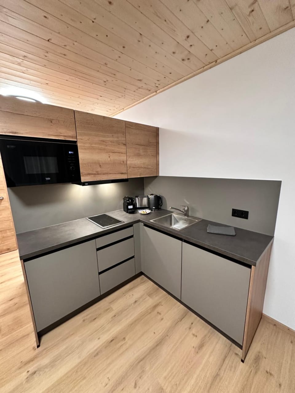 Kitchen or kitchenette, dishwasher, stove