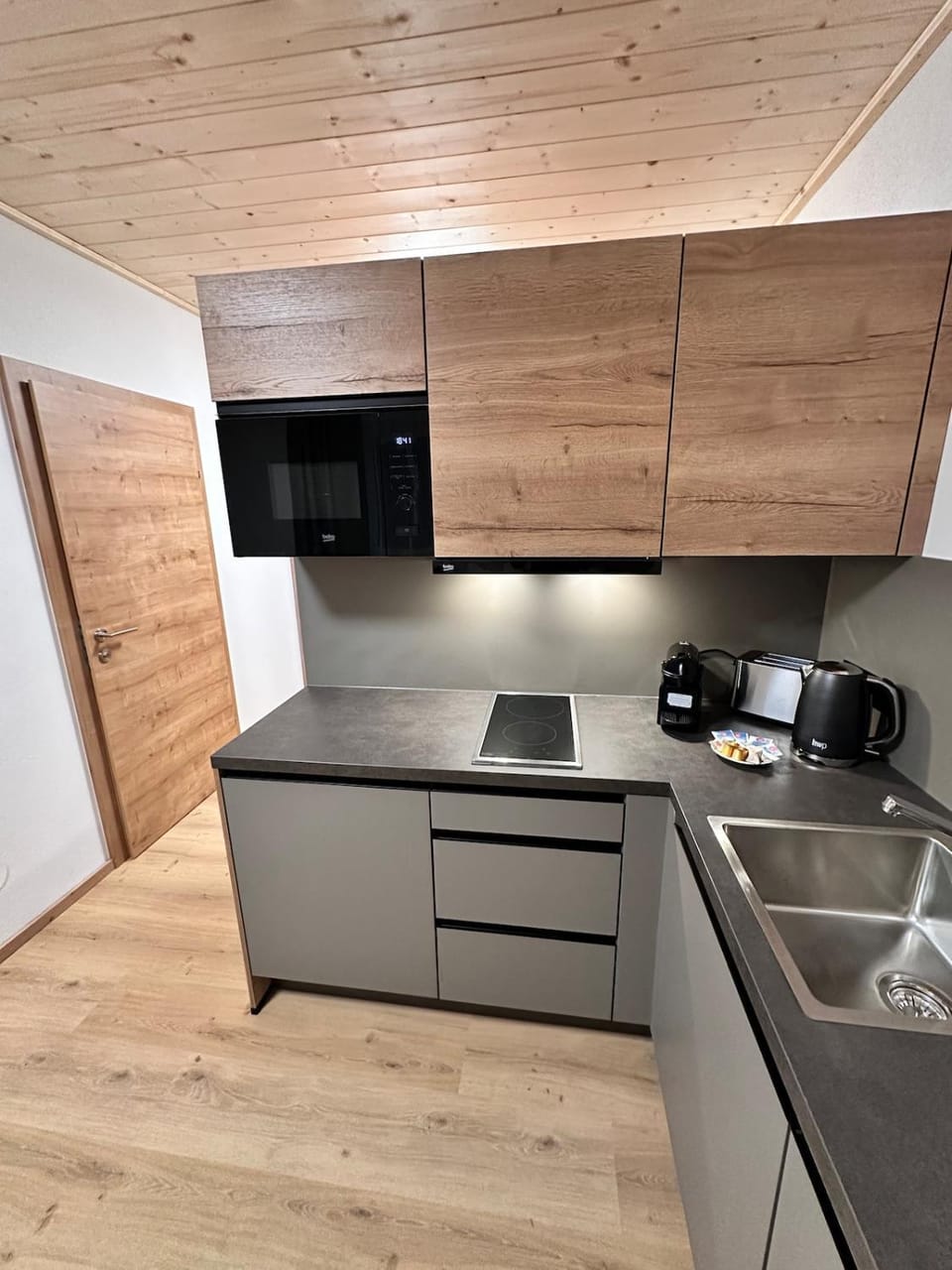 Coffee/tea facilities, Kitchen or kitchenette, stove, toaster