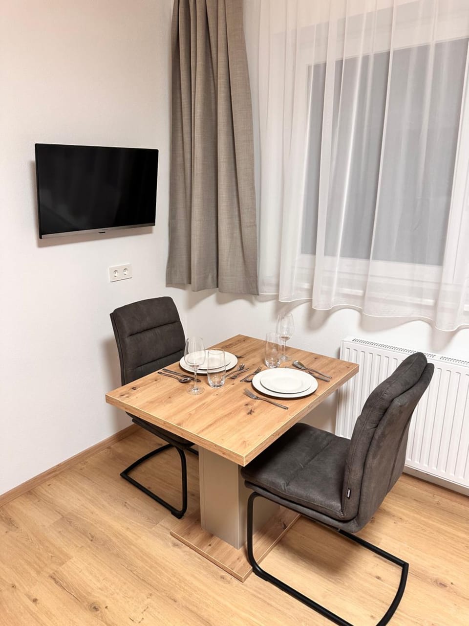 TV and multimedia, Seating area, Dining area