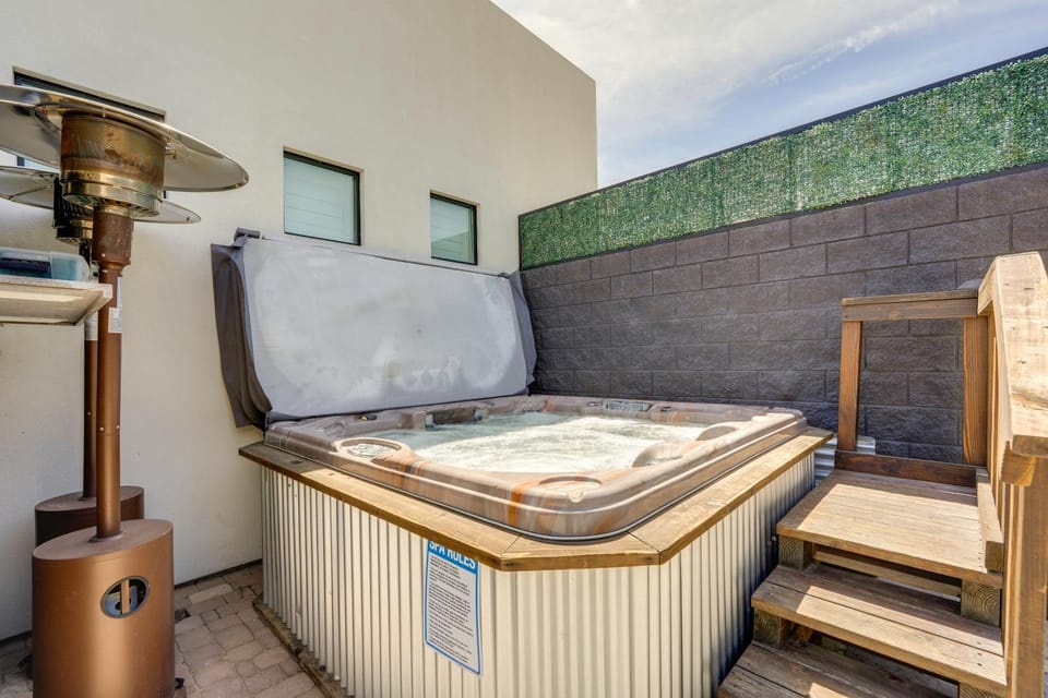 Easy Access to Hospitals! Mesa Casita w/ Hot Tub House in Mesa