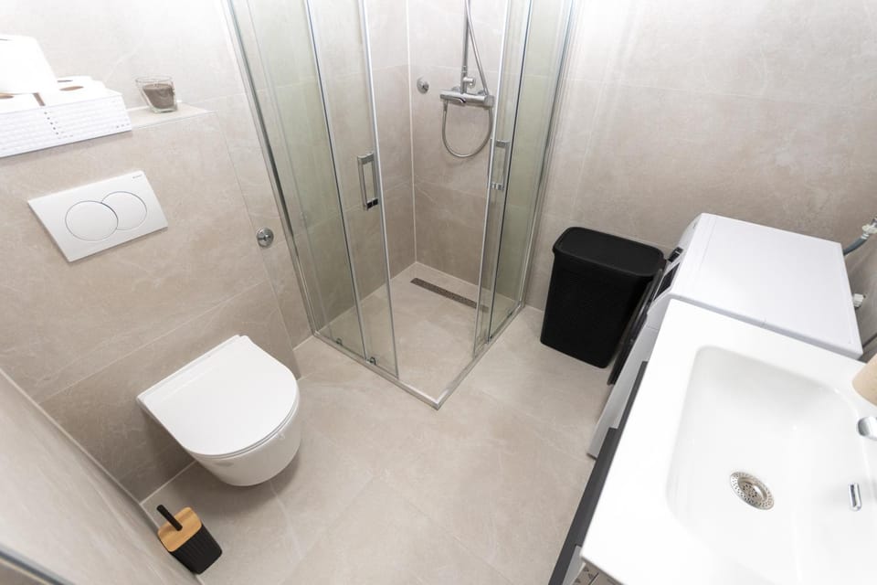 Shower, Toilet, Bathroom, towels, washing machine