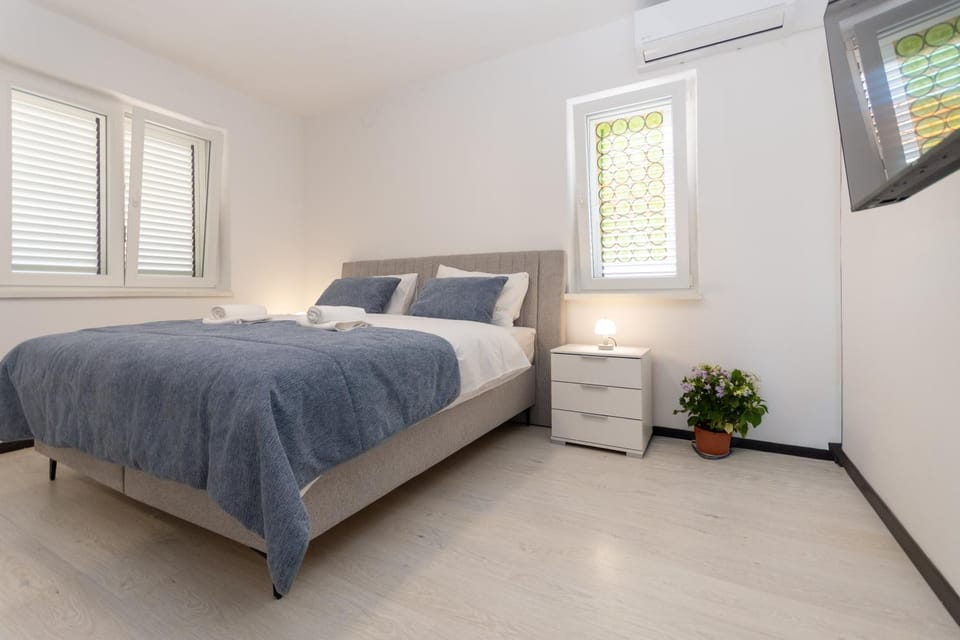 Bed, TV and multimedia, Bedroom, towels, air conditioner