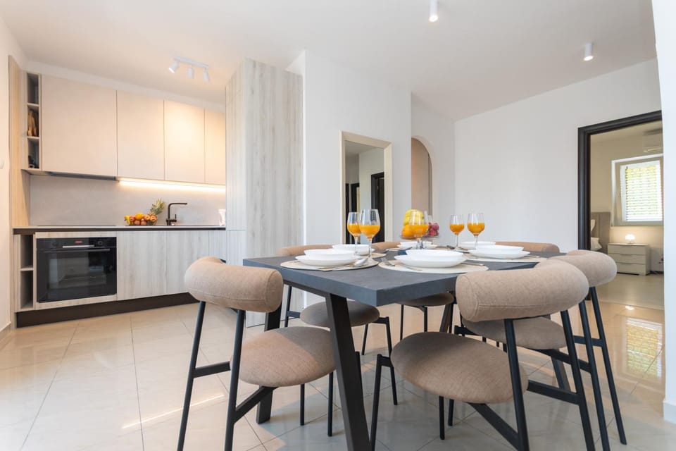 Kitchen or kitchenette, Food and drinks, Dining area, Food, dishwasher, microwave, oven, stove