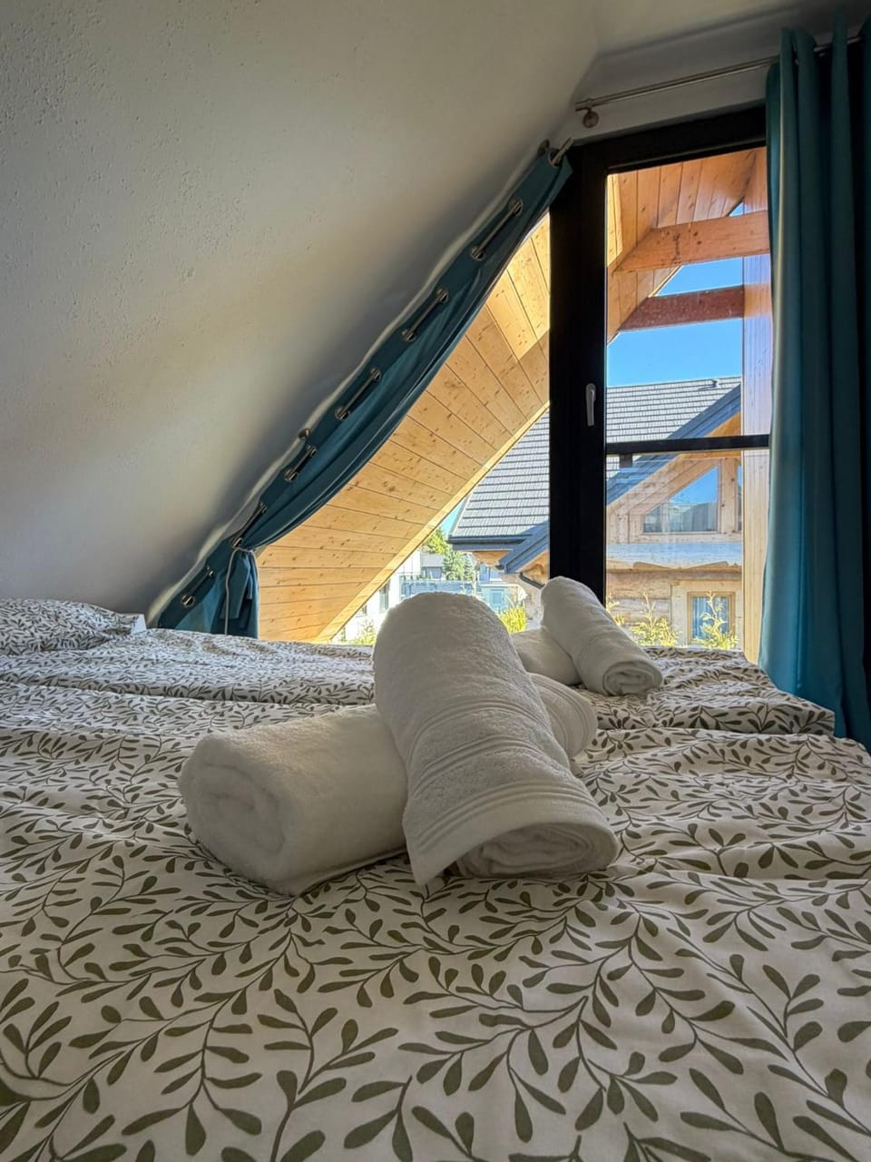 Bed, Photo of the whole room, Bedroom, towels