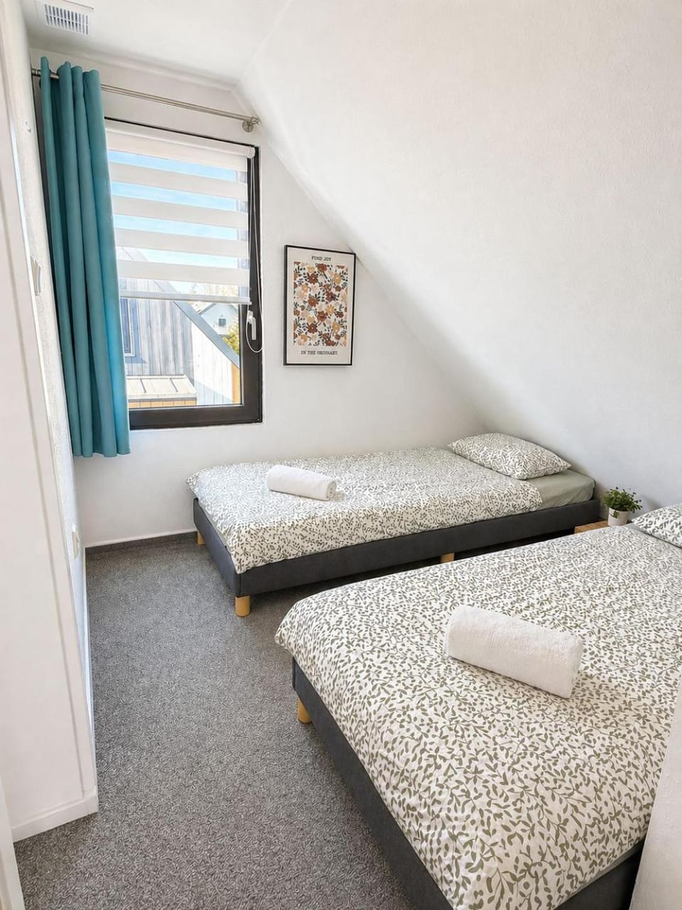 Bed, Photo of the whole room, Bedroom, towels