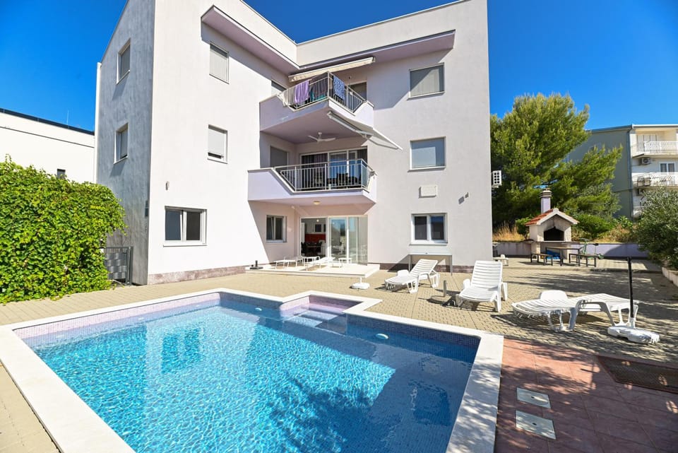 Property building, Garden, Swimming pool