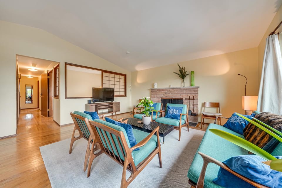 Steps to Great Food, Bus Routes & Light Rail House in Seattle