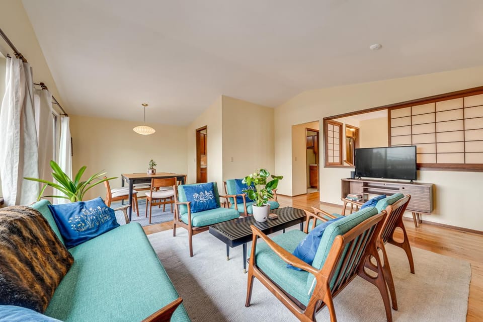 Steps to Great Food, Bus Routes & Light Rail House in Seattle