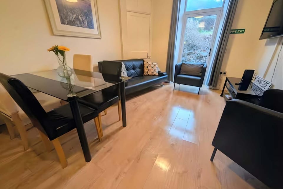 Modern Home Edinburgh Gem 10 mins to Centre Apartment in Edinburgh
