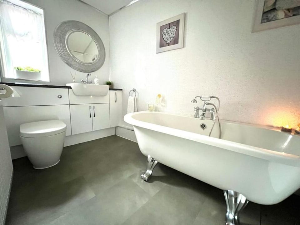 3 BD Parking Contractors WiFi Apartment in Colchester