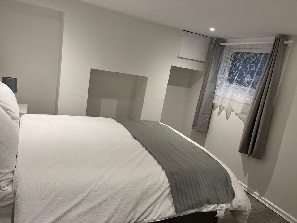 4Bedroom Home with Garden Apartment in Luton