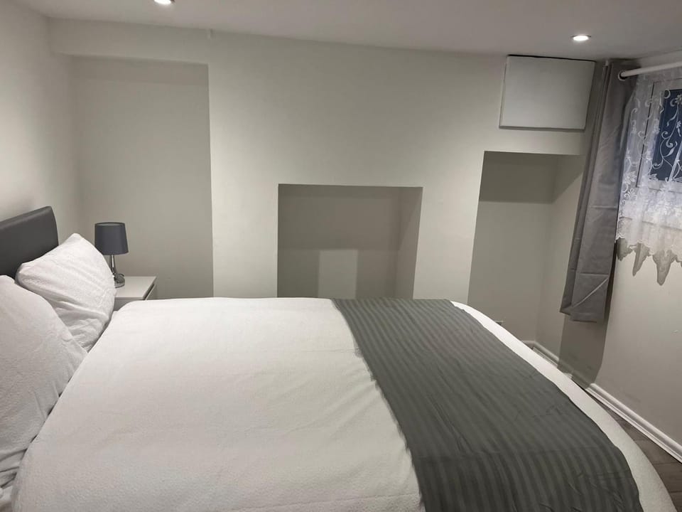 4Bedroom Home with Garden Apartment in Luton