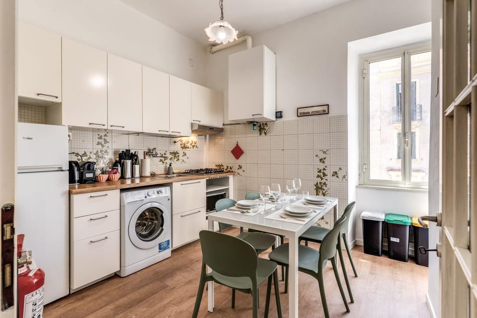 Coffee/tea facilities, Kitchen or kitchenette, Dining area, stove, washing machine