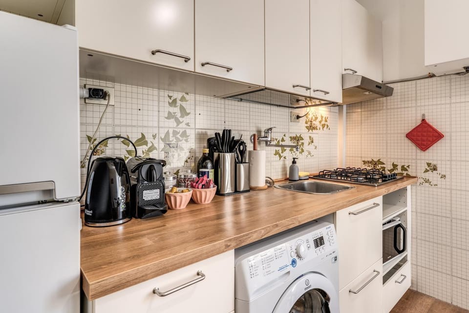 Coffee/tea facilities, Kitchen or kitchenette, stove, washing machine