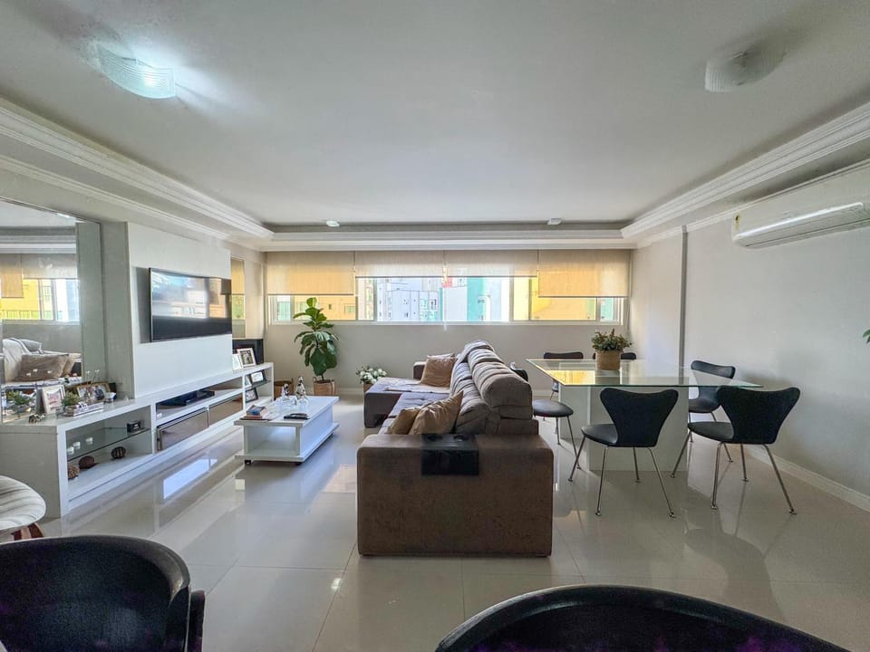 Apartamento de dois quartos, na Avenida Brasil, em Balneário Camboriú Apartment in Camboriú