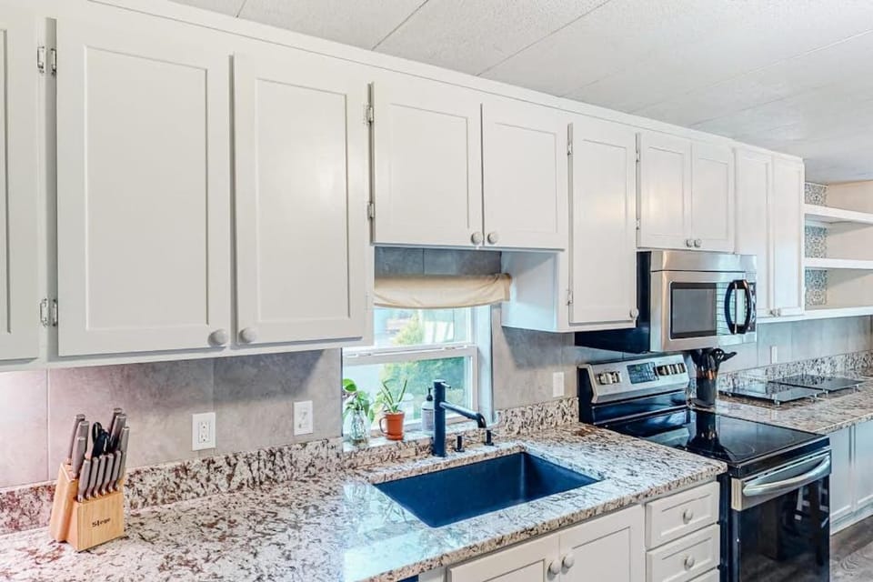 Retro-chic motel near beach with WiFi - walk to downtown shops & eateries Apartment in Oregon