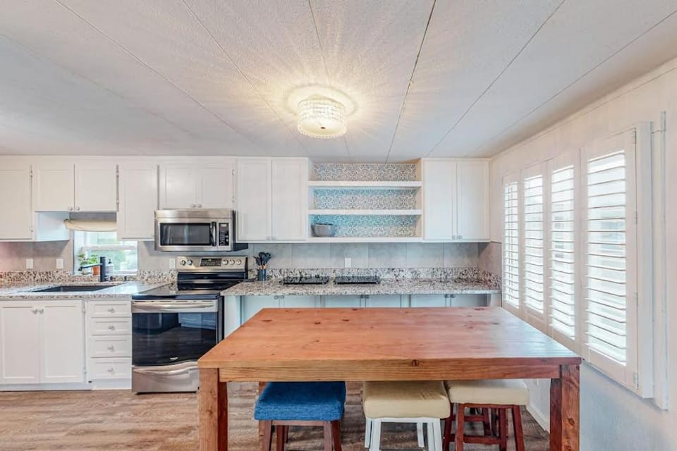 Retro-chic motel near beach with WiFi - walk to downtown shops & eateries Apartment in Oregon