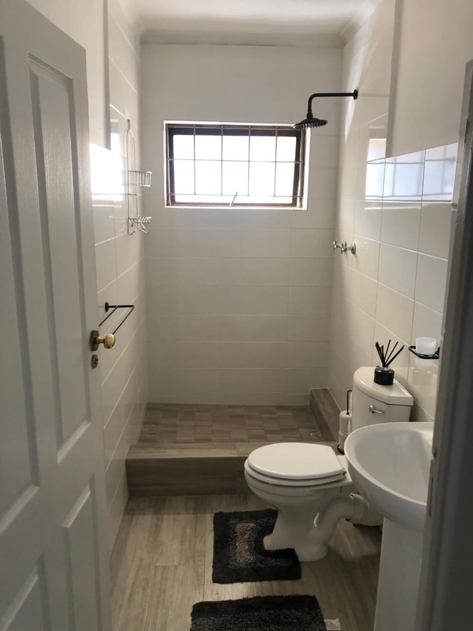 Affordable 3-Bedroom Private Flat with Wi-Fi House in Cape Town