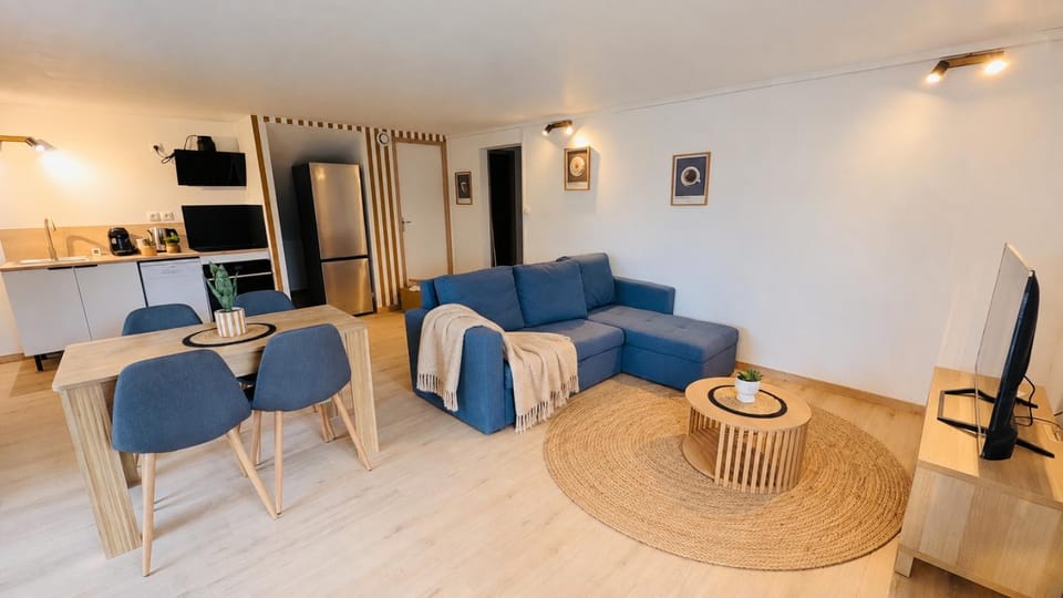 TV and multimedia, Kitchen or kitchenette, Living room, Seating area, stove, stove, kitchen, kitchen