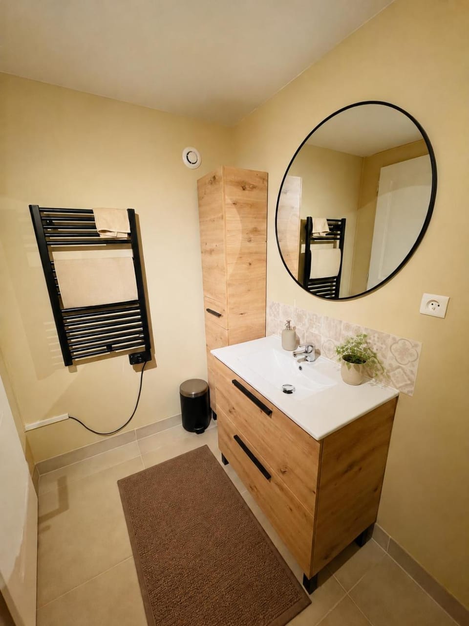 Shower, Property building, Bathroom, furniture, furniture, furniture, hair dryier