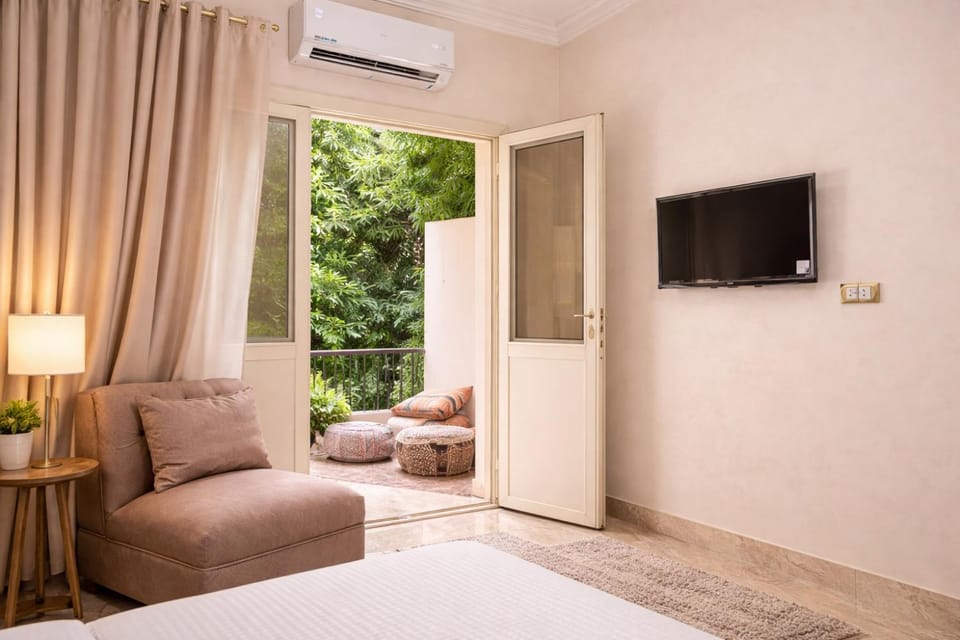 Communal lounge/ TV room, Bed, TV and multimedia, Living room, Photo of the whole room, Seating area, Evening entertainment, Bedroom, internet, wardrobe, air conditioner