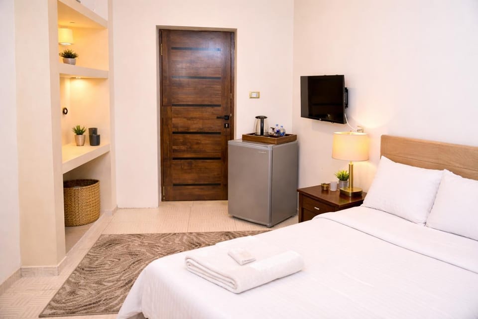 Bed, TV and multimedia, Photo of the whole room, Bedroom, hair dresser, wardrobe