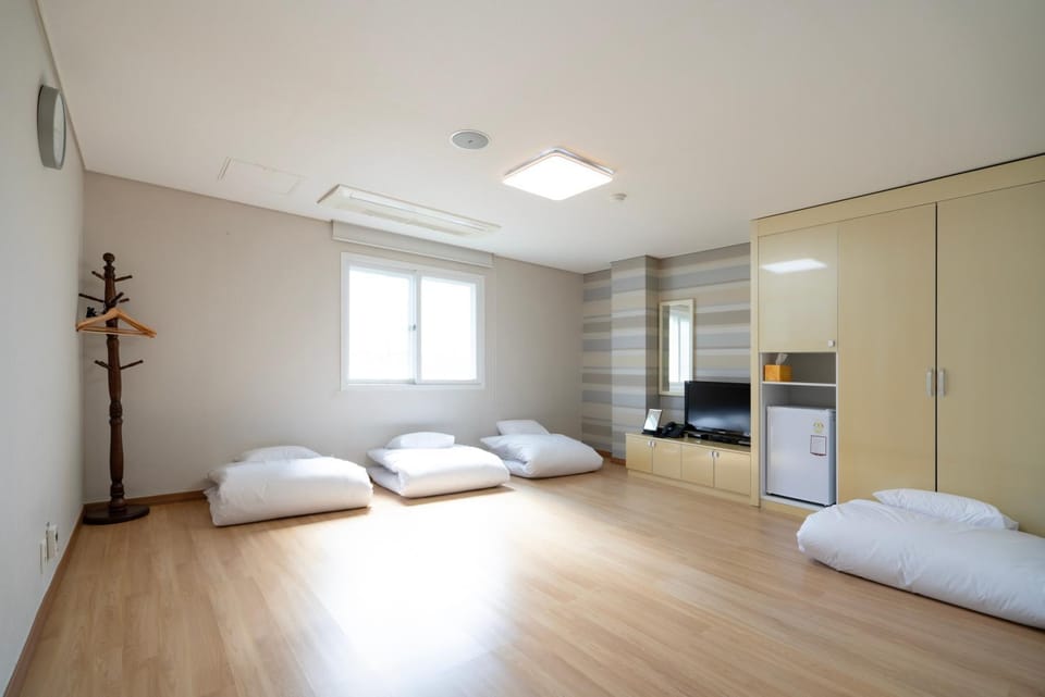 TV and multimedia, Photo of the whole room, wardrobe