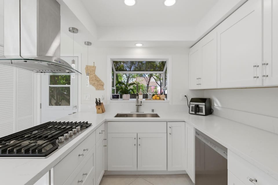 Coffee/tea facilities, Kitchen or kitchenette, dishwasher, stove