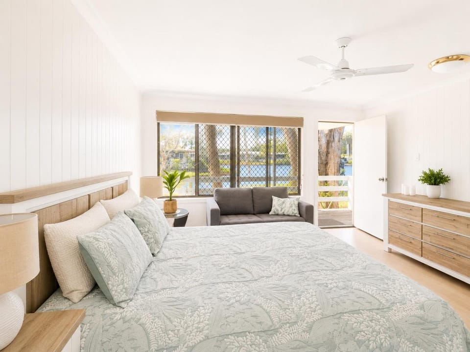 Bed, Natural landscape, Photo of the whole room, Seating area, Bedroom
