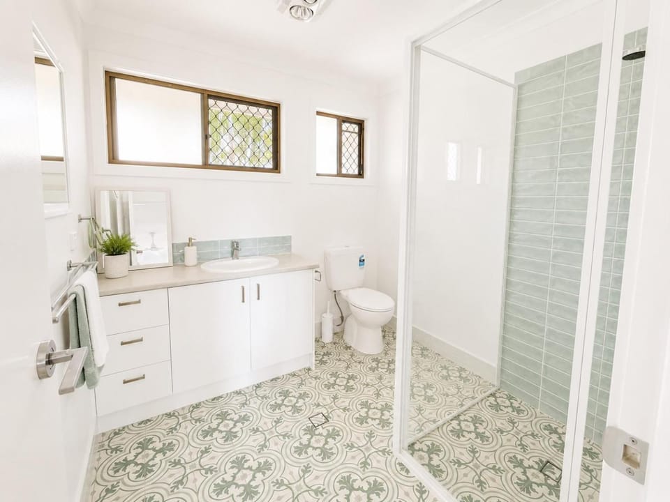Shower, Toilet, towels