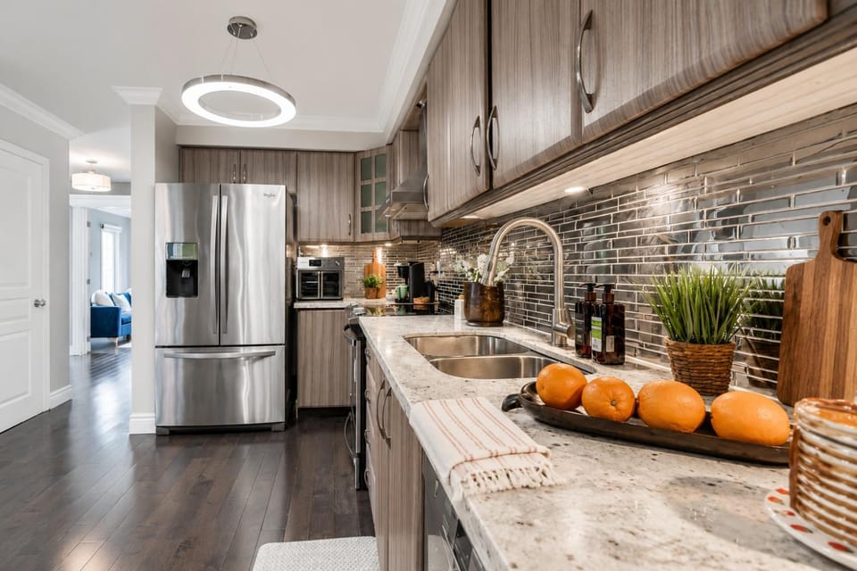 Kitchen or kitchenette, dishwasher, oven, toaster