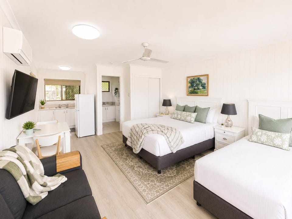 Lakeview Sanctuary - 300m to Beach - Resort Pool Villa in Hervey Bay