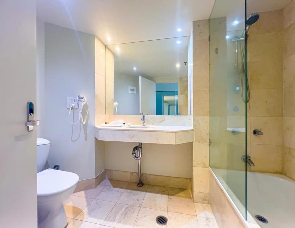 Beachside Studio with Ocean View & Resort Access Apartment in Surfers Paradise Boulevard